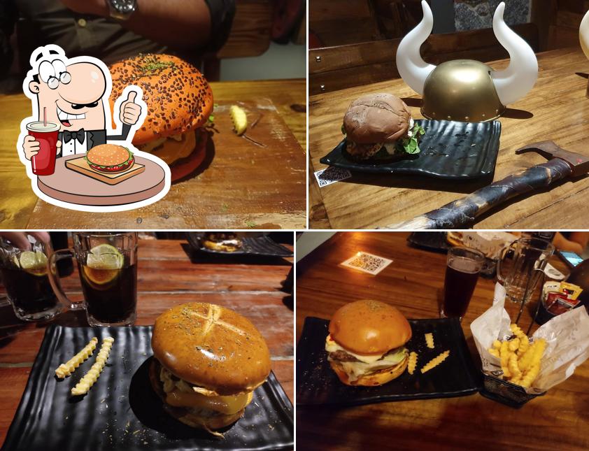 Peça um dos hambúrgueres oferecidos no Deuses Nórdicos Restaurante