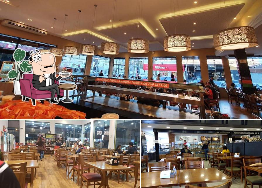 Sente em uma das mesas no Padaria Pão de Queijo