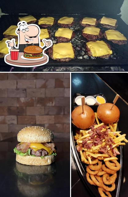 Experimente um dos hambúrgueres oferecidos no Jhonys hamburgueria