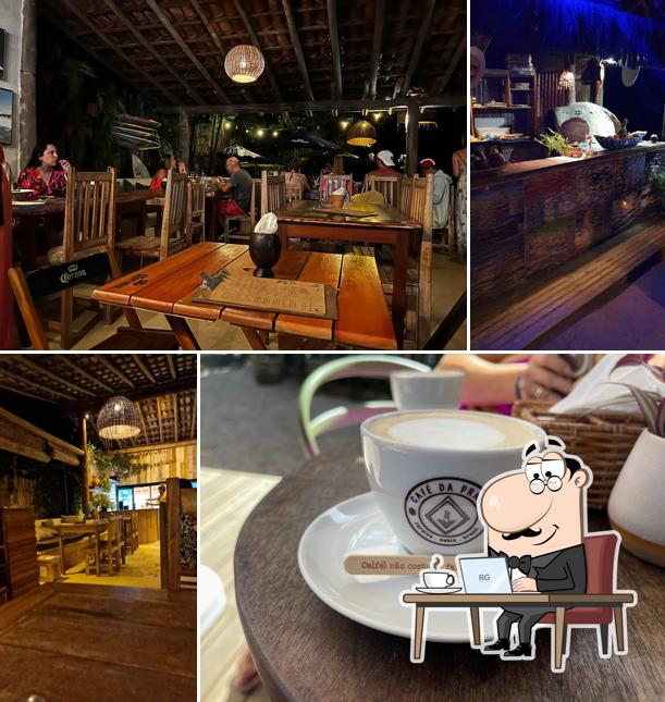 Sente em uma das mesas no Comune