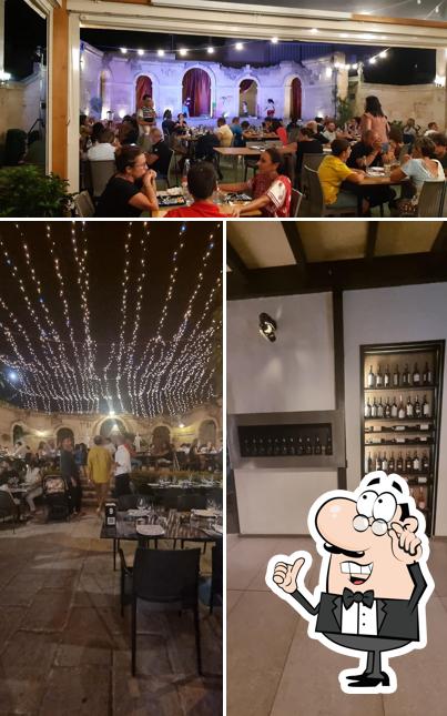 Dai un'occhiata agli interni di Open Theatre Art Club