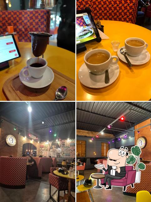 O interior do Divina Cafeína