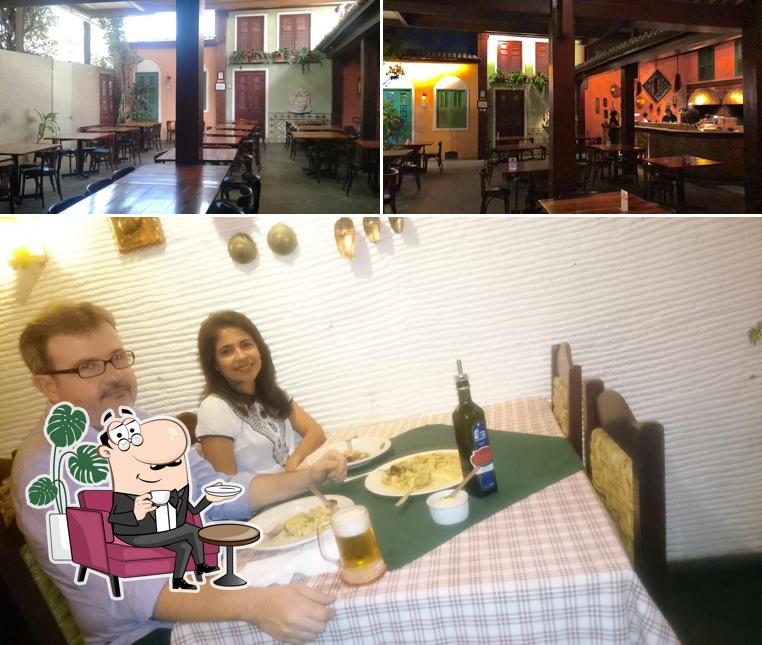 Sente em uma das mesas no Massarella