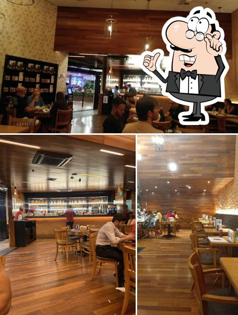 Sente em uma das mesas no Madero Steak House - Salvador Shopping