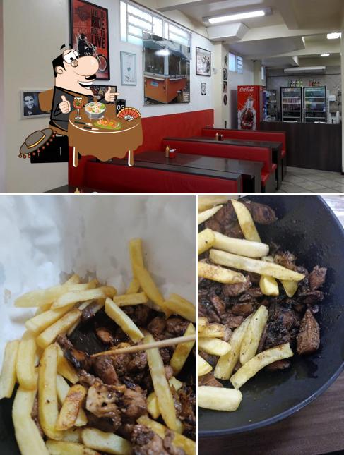 Entre diferentes coisas, comida e interior podem ser encontrados no Xis do Gringo