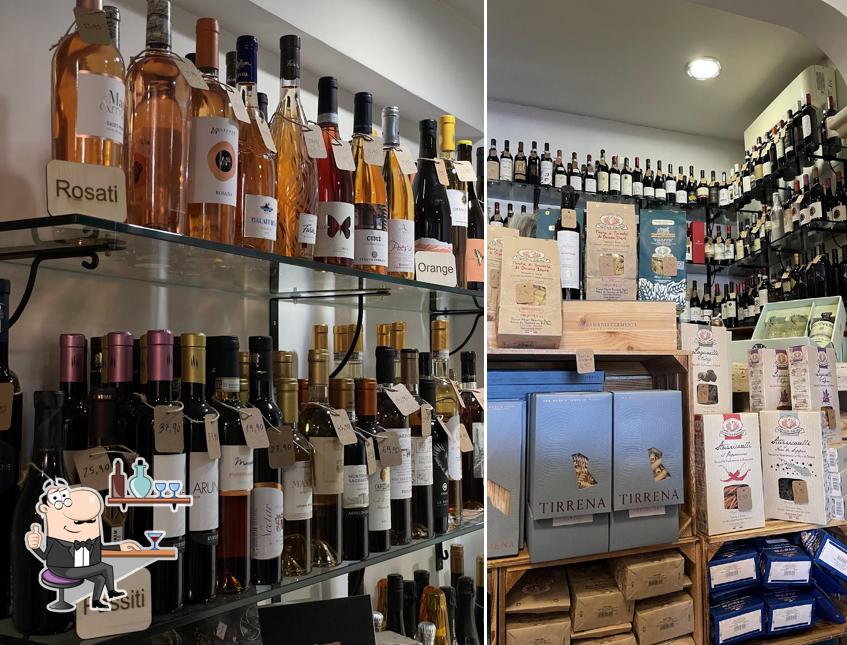 Gli interni di Enoteca Enodeli