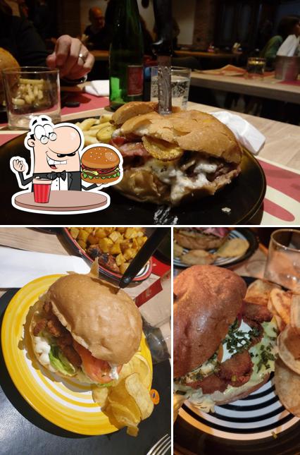 Ordina uno dei tipi di hamburger proposti a Pio's Pub