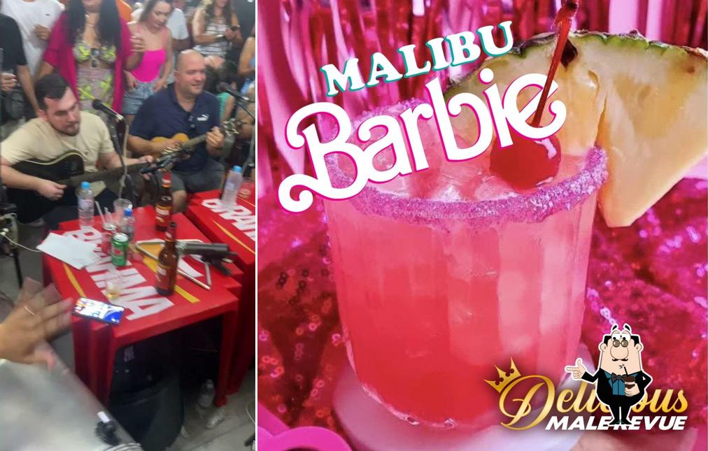 Desfrute de um drinque no Bar Do Maçã