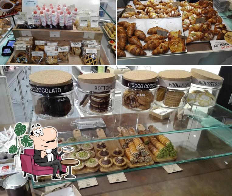 La interni e cibo del ristorante La interni e cibo del ristorante