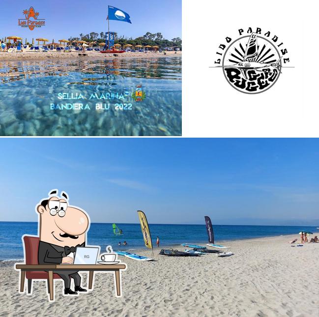 Siediti a un tavolo di Lido Paradise Ruggero Beach