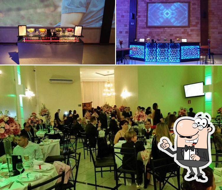 Sente em uma das mesas no Allegro Buffet