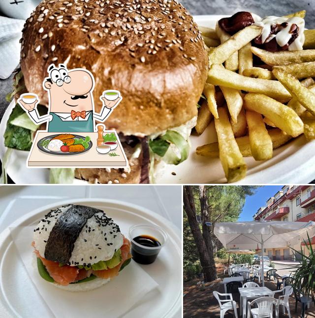 La cibo e tavolo da pranzo del ristorante