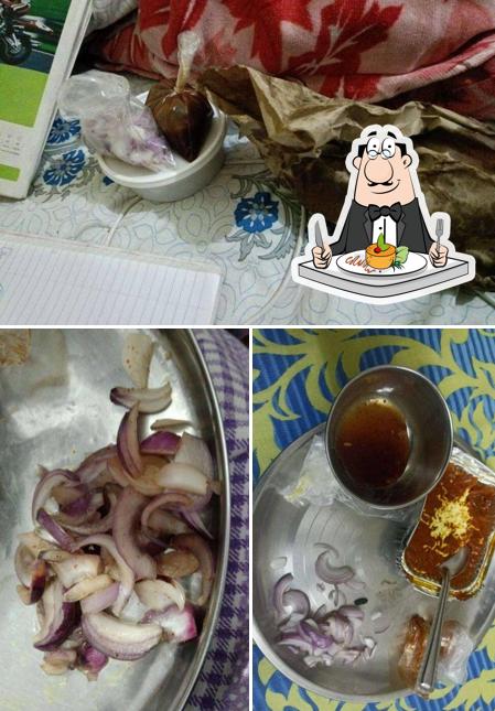 Among different things one can find food and exterior at Agra Chat Bhandar