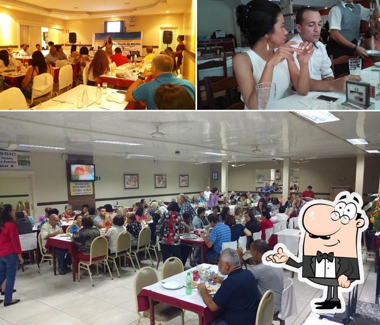 Sente em uma das mesas no Churrascaria Gaúcha