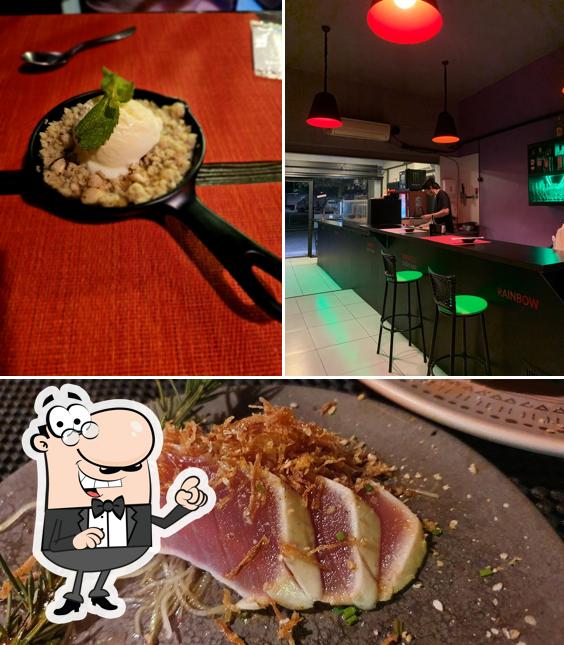 A imagem da interior e comida no Rainbow Sushi Bar