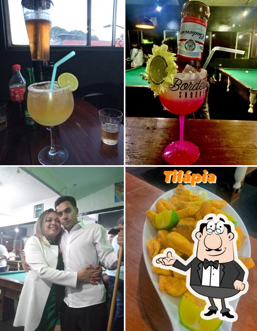 A ilustração a Bordeli Snooker Porções - Bar com Sinuca’s interior e bebida