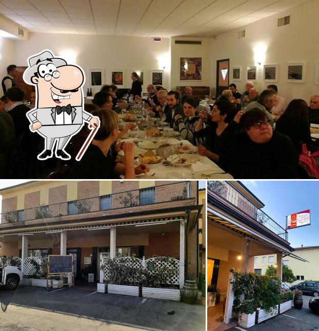 Tra le diverse cose da La Pieve ristorante si possono trovare la esterno e tavolo da pranzo
