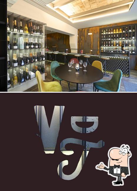 Siediti a un tavolo di Vineria dei Tintori