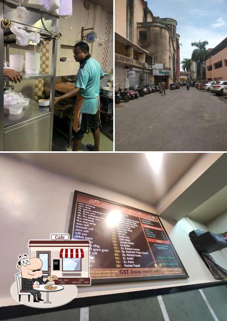 The exterior of Dwarka Pav Bhaji, Valsad