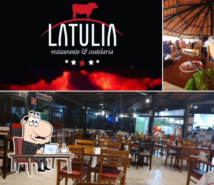 Sente em uma das mesas no Latulia Restaurante e Costelaria
