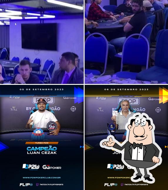 Sente em uma das mesas no P2W Poker Brasília