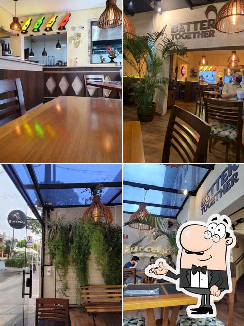Sente em uma das mesas no Barcelos - Flame Grilled Chicken