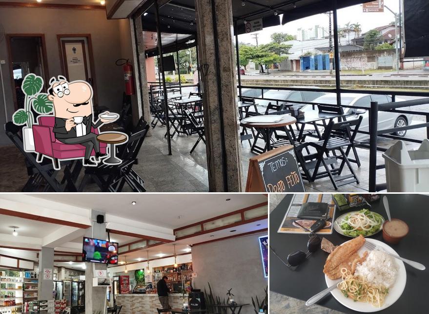 Confira a imagem ilustrando interior e comida no Brasiliana Pizzaria & Adega dos Amigos - Restaurante Bar Petiscaria Pizzaria Marmitex Lanches Porções Bebidas