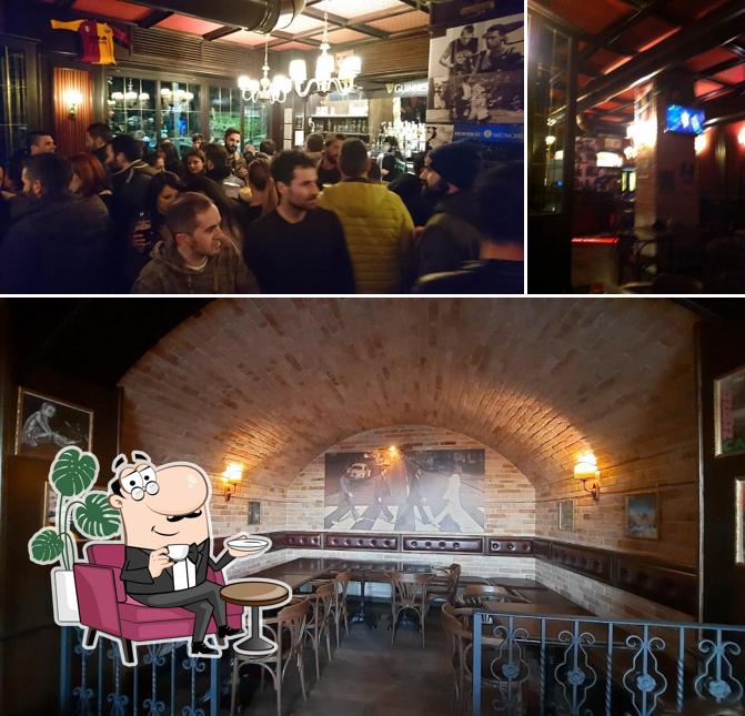 Siediti a un tavolo di The Cavern Pub