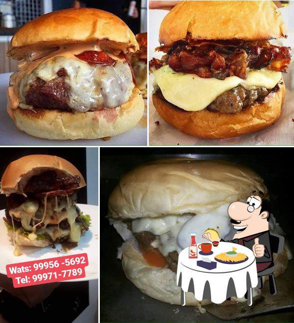 Delicie-se com um hambúrguer no Hambugueria faculdade
