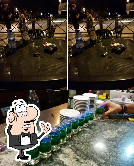 Guarda la foto che presenta la interni e bevanda di Bar Jolly