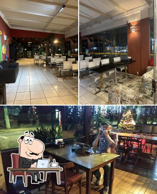 Sente em uma das mesas no Capitão Space Pizzaria Batataria Porções Confraternização Restaurante Música ao vivo