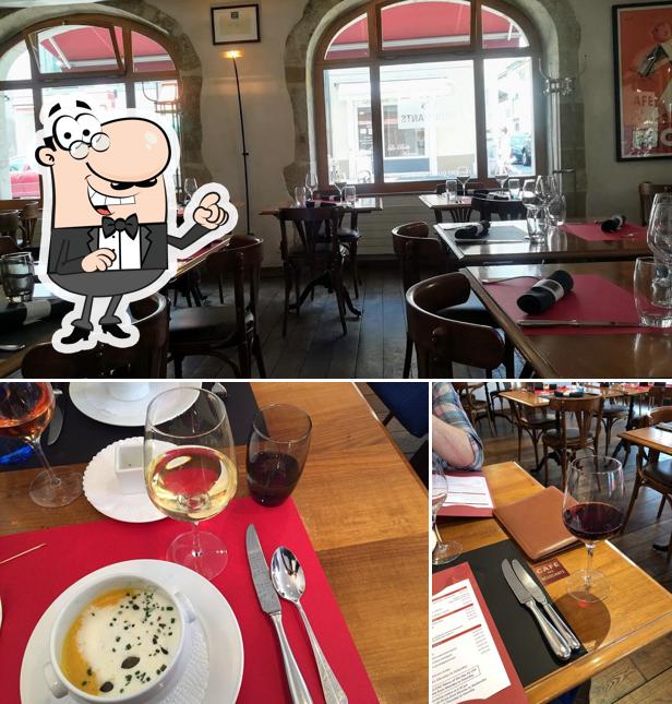 Siediti a un tavolo di Café des Négociants