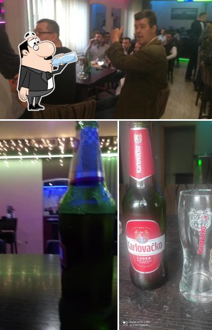 La bevanda e interni del ristorante