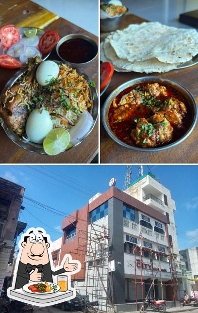 Among various things one can find food and exterior at New Goodluck Aai Hingulambika (Bhavsar) Khanaval