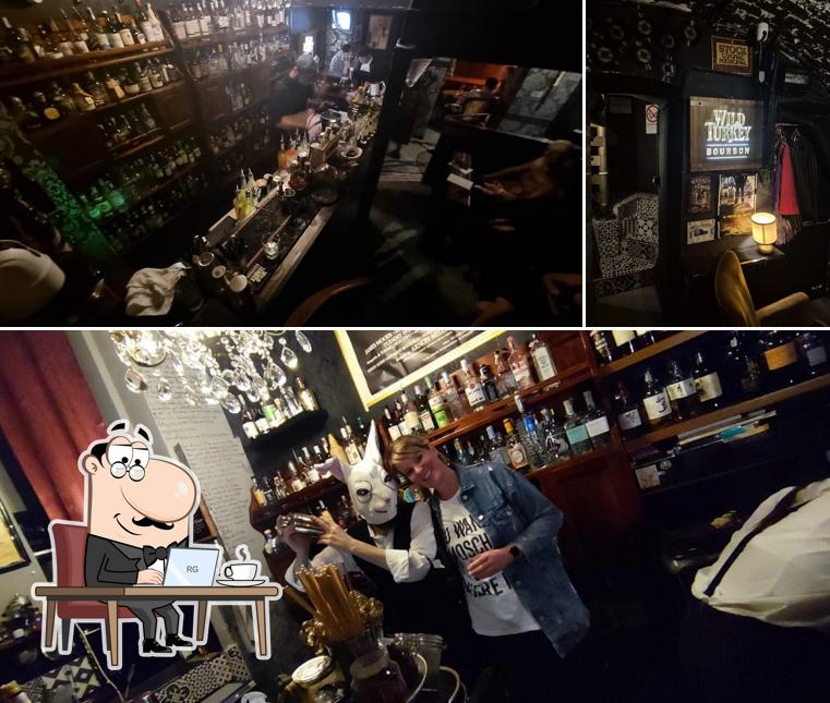 Siediti a un tavolo di White Rabbit Speakeasy