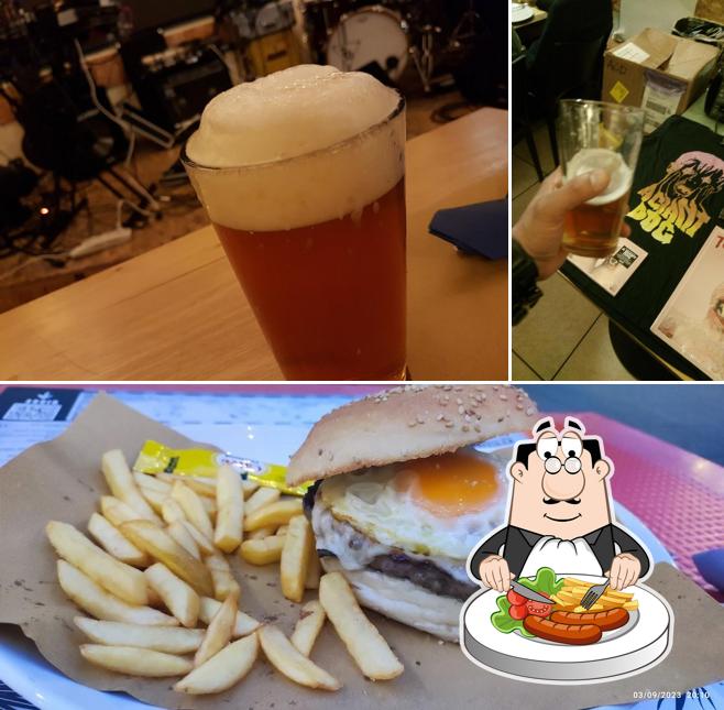 Questa è la foto che mostra la cibo e birra di Joe Koala