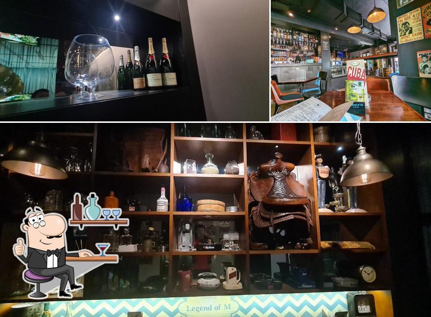 Siediti a un tavolo di Cafe "Legend Of M"