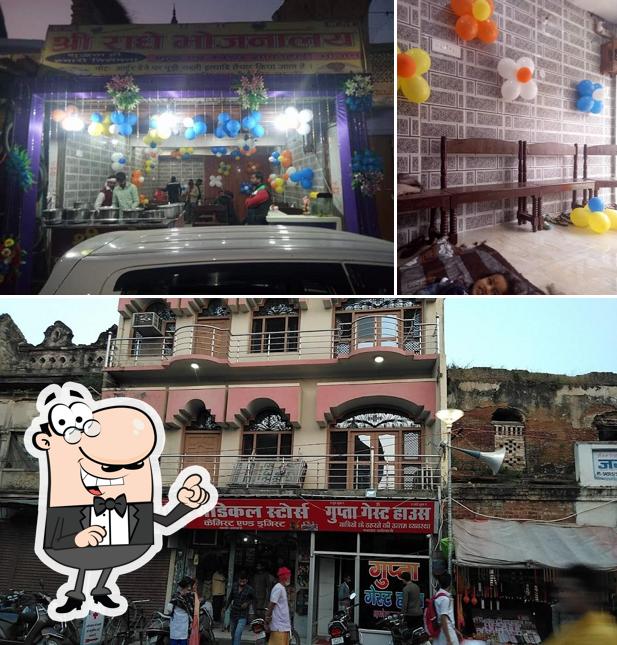 Check out how Shri Radhey Bhojnalaya looks inside