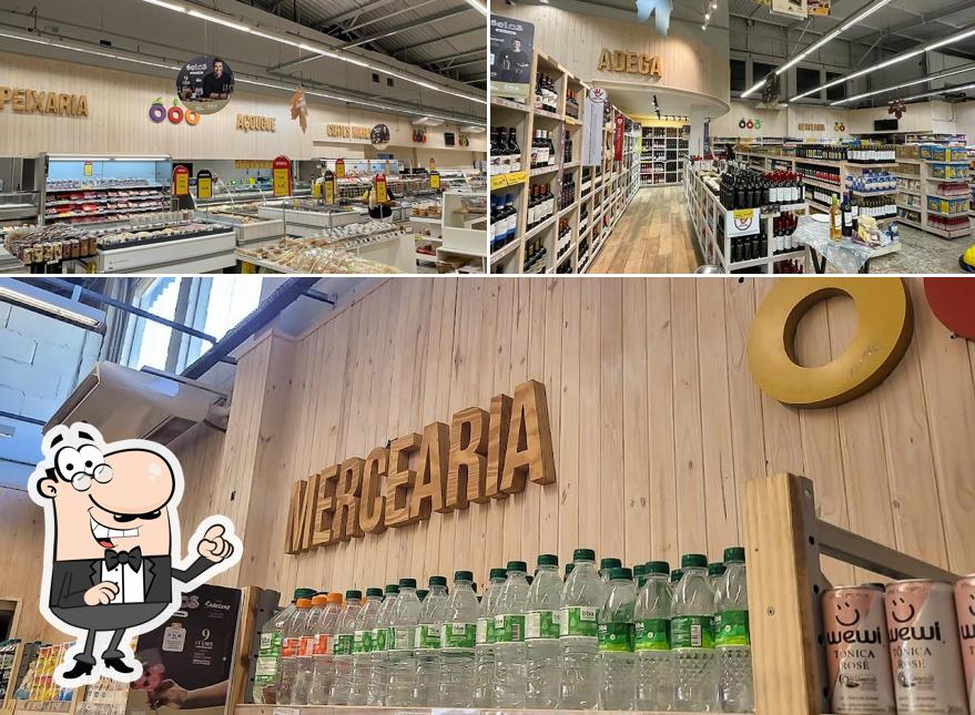 Sente em uma das mesas no Oba Hortifruti - Mercado, Frutas, Verduras, Legumes, Açougue e Adega