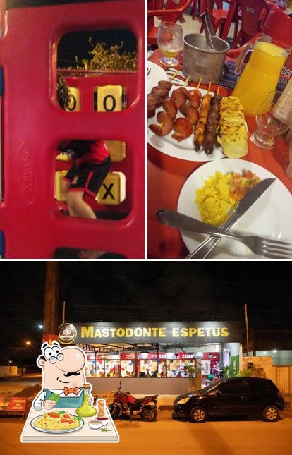 A comida e exterior do restaurante