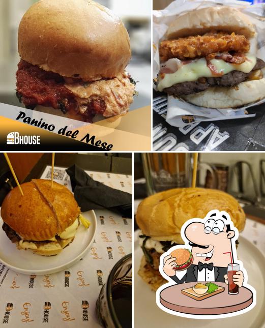 Ordina uno dei tipi di hamburger disponibili a BHouse