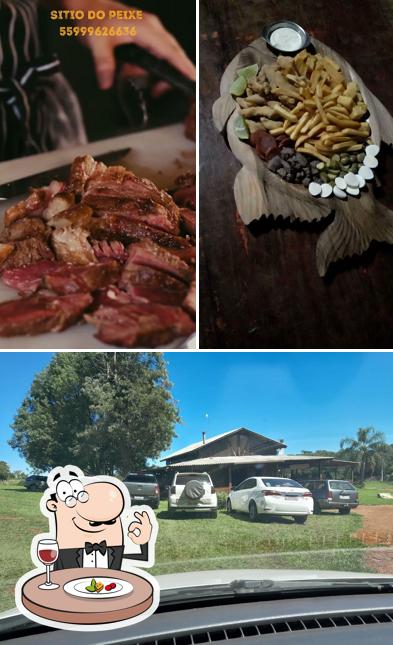 Esta é a ilustração mostrando comida e exterior no Churrascaria e Restaurante Rural, Buffet e Pesque Pague Sítio do Peixe