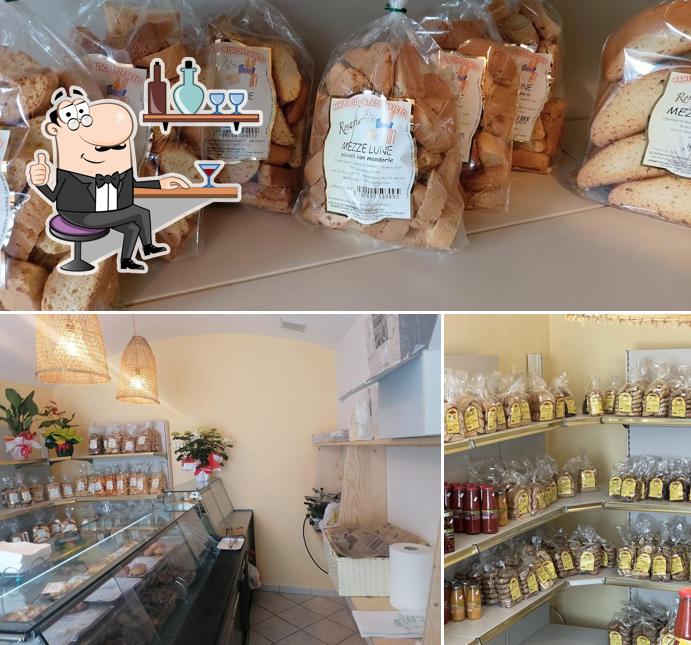 Questa è la foto che raffigura la interni e cibo di La Rosticceria