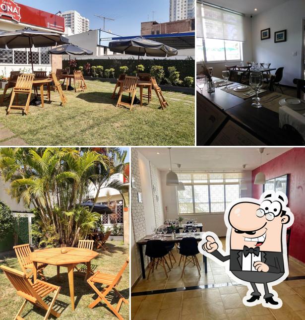 Sente em uma das mesas no Casa Da Dona Bistrô