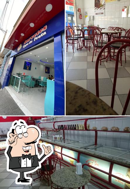 Sente em uma das mesas no Sorvetes Copa de Prata