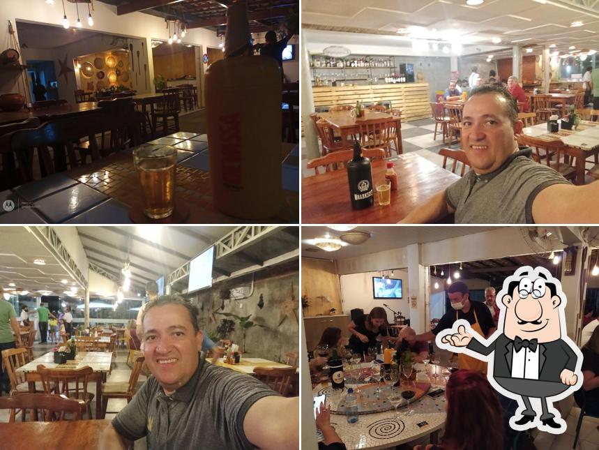 Sente em uma das mesas no Aki Perto