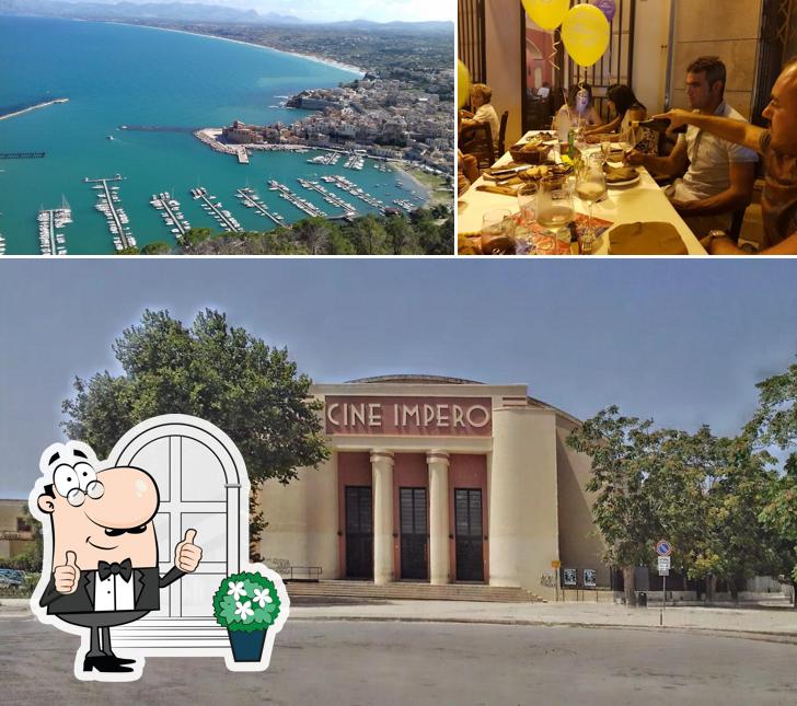 La foto di esterno e tavolo da pranzo da Divino Rosso La foto di esterno e tavolo da pranzo da Divino Rosso