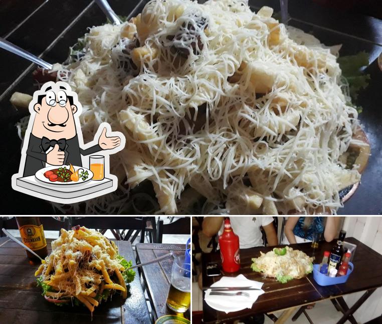 Dê uma olhada a imagem mostrando comida e mesa de jantar no Bar do Marcelo