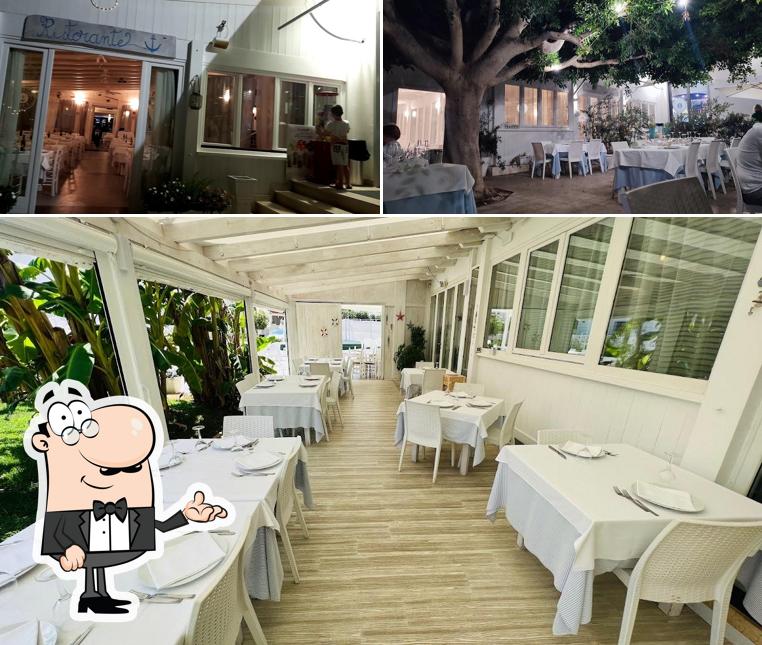 Siediti a un tavolo di Taverna a Mare