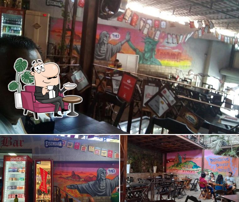 Sente em uma das mesas no Taberna 564 Restaurante e Bar